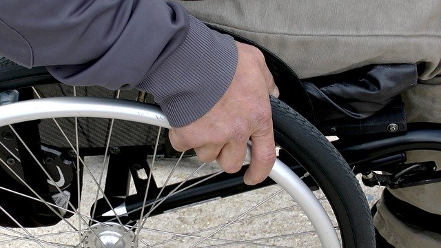 老人跟团旅游途中猝死,谁来担责?